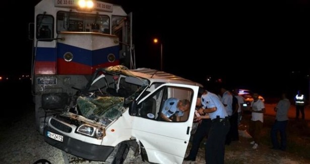 Trenin çarptığı minibüsün şoförü öldü