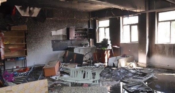 Hakkari'de 4 okula daha saldırı