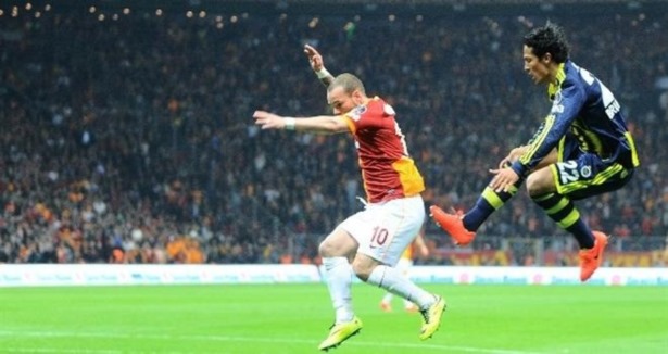 Alves aynı hareketi Sneijder'e de yapmış !