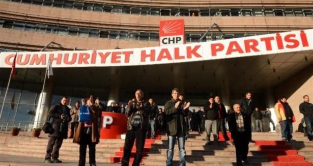 6 ilin CHP teşkilatı genel merkez önünde eylemde