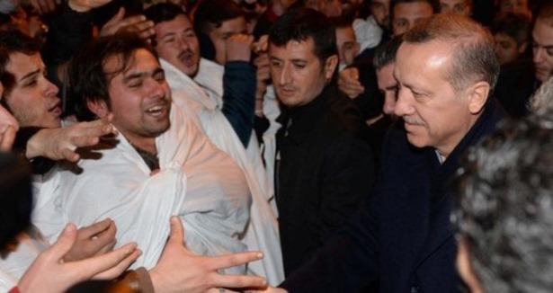Başbakan Erdoğan'a 'kefenli' karşılama