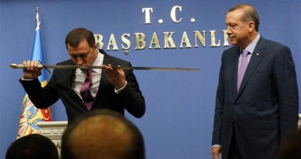 Erdoğan, Stefan'ın kılıcını hediye etti