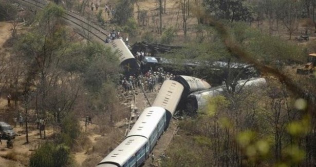 Hindistan'da tren kazası: 19 ölü