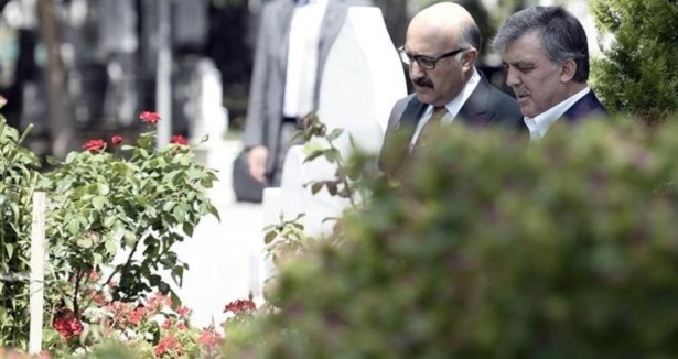 Gül, Erbakan'ın mezarını ziyaret etti