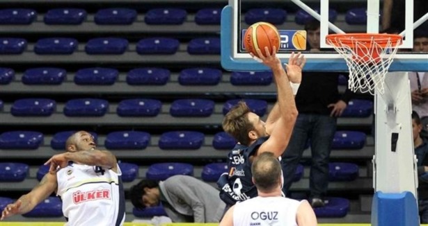 Efes Savanovic'le zafere uçtu!