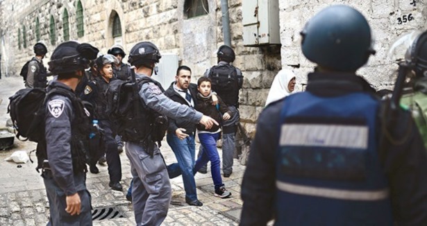 İsrail Filistinlileri çeşitli bahanelerle tutukluy