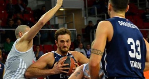 Anadolu Efes evinde yıkıldı