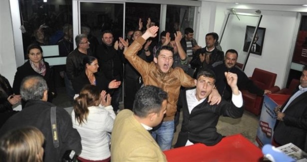 Partililer CHP İl Binalarını işgal etti