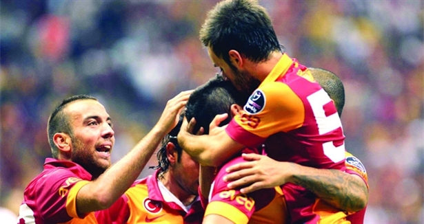 Aslan Kral evinde kükredi