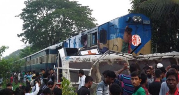 Bus crash in Bangladesh kills 11