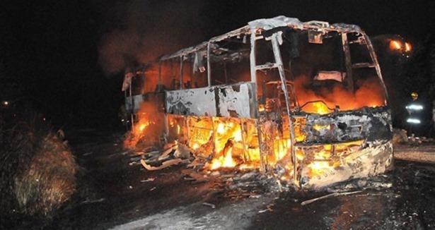 Otobüs kamyonla çarpıştı: 36 ölü