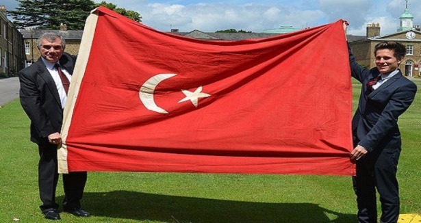 Osmanlı bayrağı Türkiye'ye iade edildi