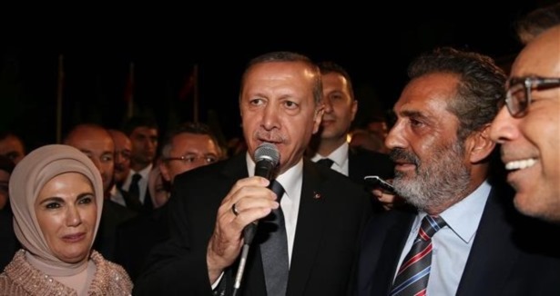 Erdoğan resepsiyonda türkü söyledi