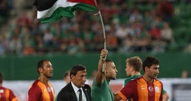 Galatasaray maçında sahada Filistin bayrağı açtı