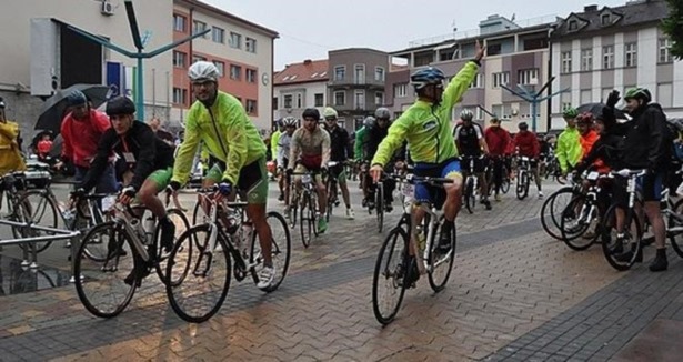 Srebrenitsa'yı anan bisikletçilere saldırı