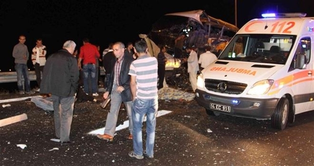 Otobüsle ticari araç çarpıştı: 5 ölü