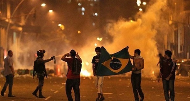Brezilya'da polis ile göstericiler çatıştı