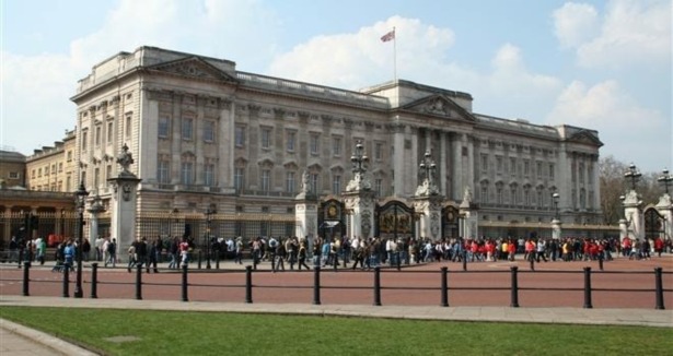 Buckingham Sarayı önünde şok!