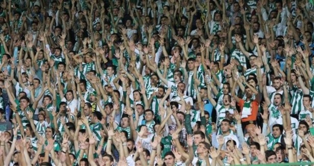 Bursa'da maç bitti saha karıştı