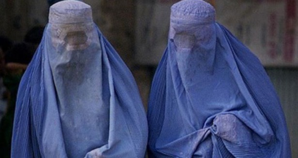 Burkalı kadını konserden kovdular