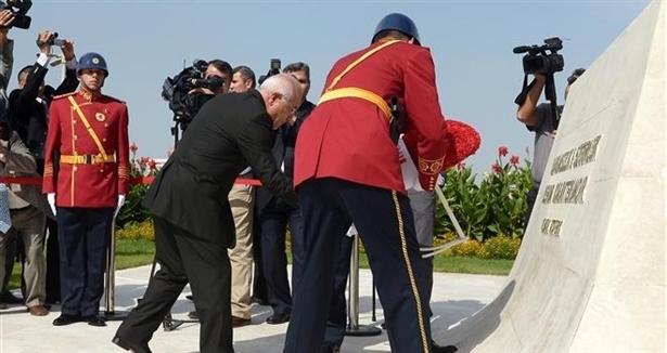 Çiçek, Meclis'teki Atatürk Anıtı'na çelenk koydu
