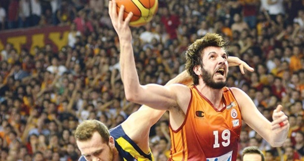 Aslan evinde kükredi