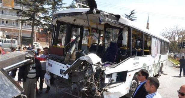 Halk otobüsüyle kamyon çarpıştı: 5 yaralı