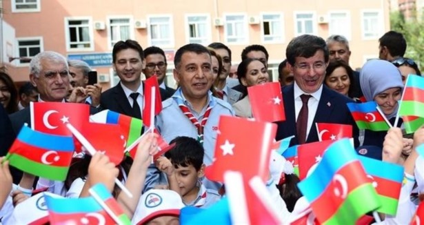 Davutoğlu'ndan Türk okuluna ziyaret