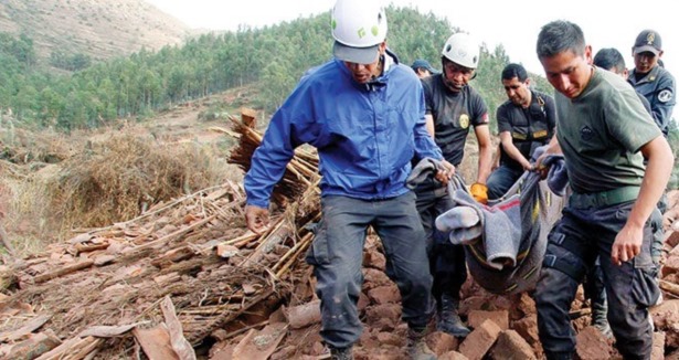 Deprem bütün köyü yıktı 