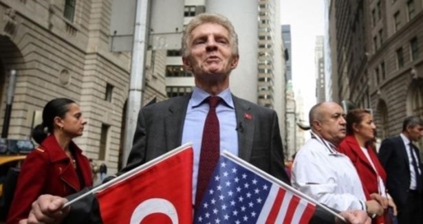 Türk bayrağını göndere Billy Hayes çekti