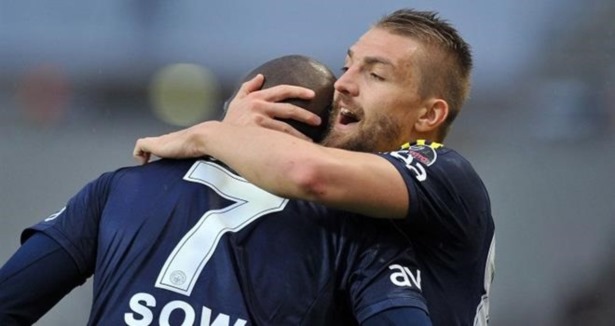 Caner ve Emenike kapıştı