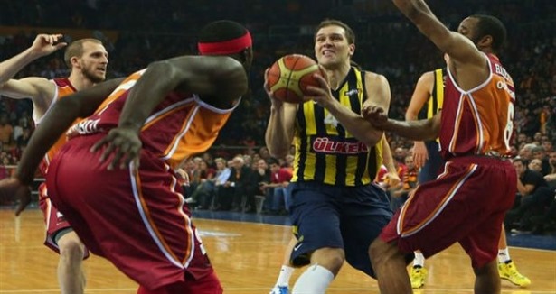 Fenerbahce Ulker takes lead in finals