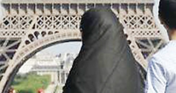 Fransa''nın gündemi yine başörtüsü yasağı