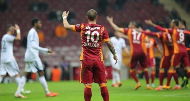Galatasaraylı futbolculardan taraftara tavır!