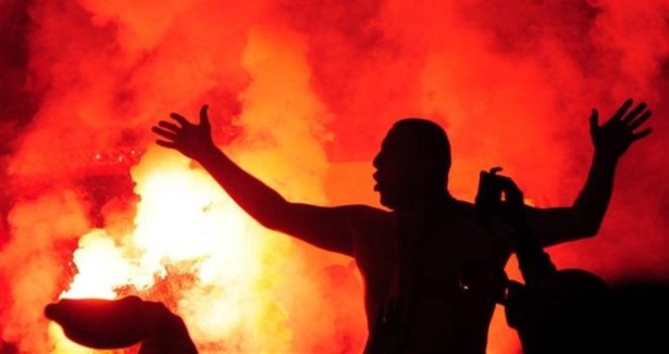Taraftarlar hem stadı hem Galatasaray'ı yaktı!