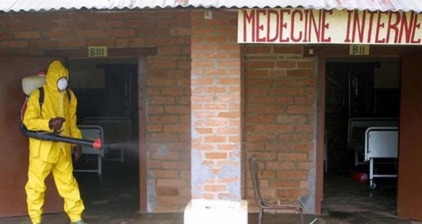 Liberya'da halk kendini tedavi etmeye çalışıyor