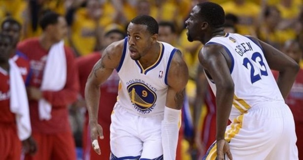 Golden State'in 100'ü güldü!