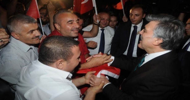 Abdullah Gül İstanbul'da sloganlarla karşılandı