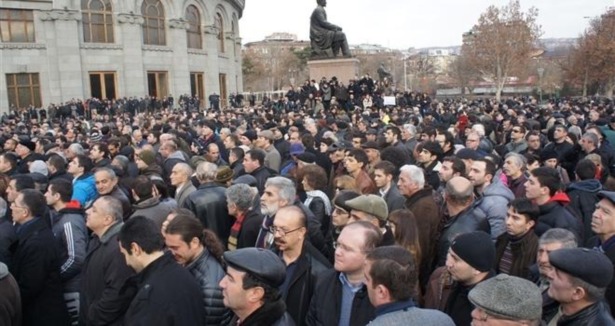 Ermenistan'da muhalefet sokaklara indi