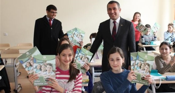 Tiflis''te Türkçe ders kitapları dağıtıldı