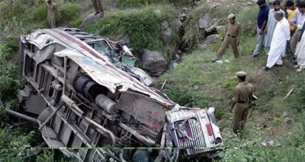Hindistan'da otobüs uçuruma yuvarlandı: 22 ölü