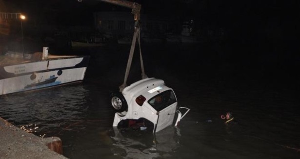 Otomobil iskeleden denize uçtu: 1 ölü