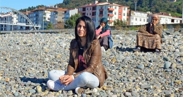 Rizeli genç kız, Karadeniz'de annesini arıyor