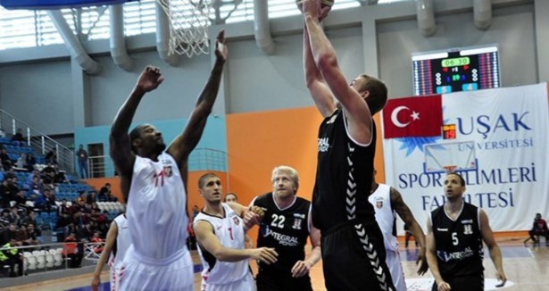 Kartal kupada havalandı