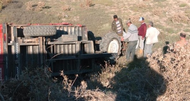 Traktör şarampole yuvarlandı: 1 ölü
