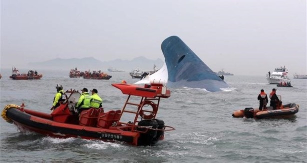 Güney Kore'de batan feribotta ölü sayısı artıyor