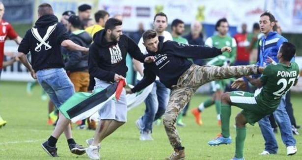 Filistin bayraklarıyla sahaya girip futbolcuları d