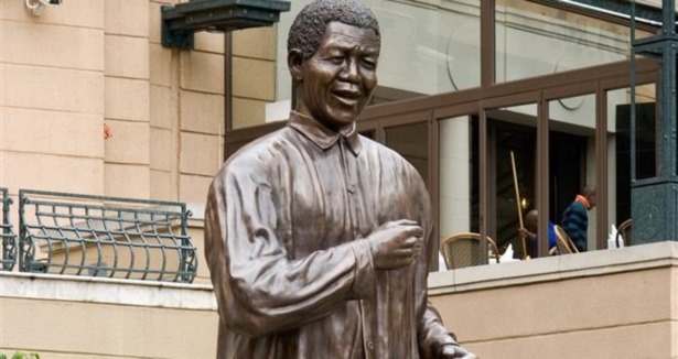 Mandela'ya 9 metrelik heykel