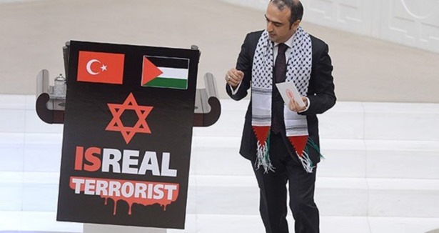 Meclis kürsüsüne 'Terörist İsrail' pankartı