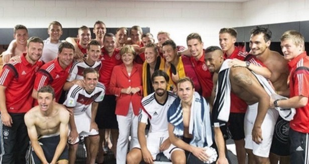 Merkel'den soyunma odasına ziyaret